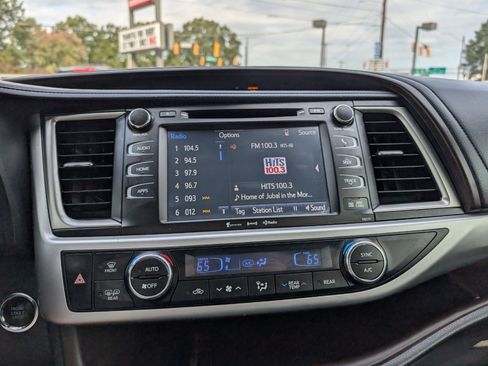 Used 2018 Toyota Highlander XLE image 23