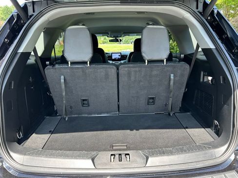 Used 2023 Ford Explorer XLT RWD image 40