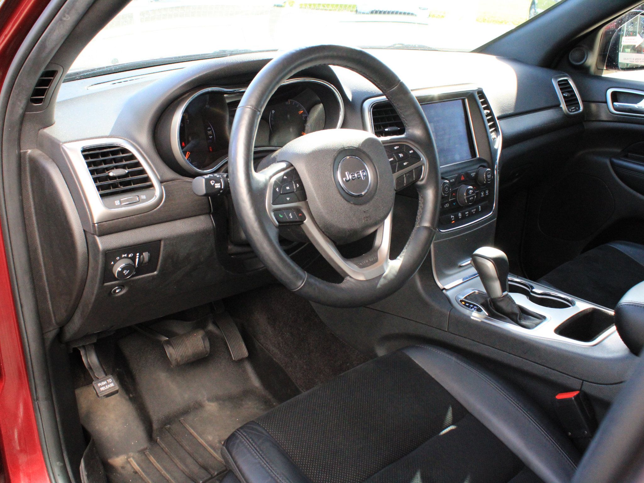 Used 2018 Jeep Grand Cherokee Altitude AWD/4WD image 12