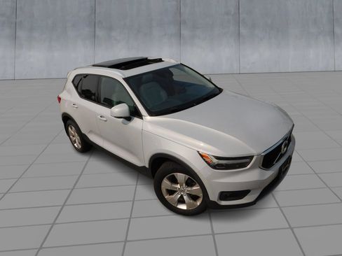 Used 2021 Volvo XC40 T4 Momentum FWD image 2