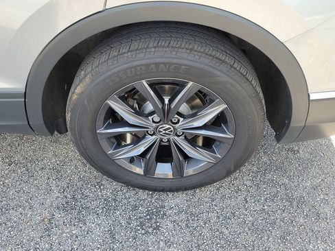 Used 2022 Volkswagen Tiguan SE AWD/4WD image 40