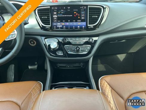 Used 2024 Chrysler Pacifica Pinnacle FWD image 15