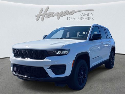 New 2025 Jeep Grand Cherokee Altitude image 24
