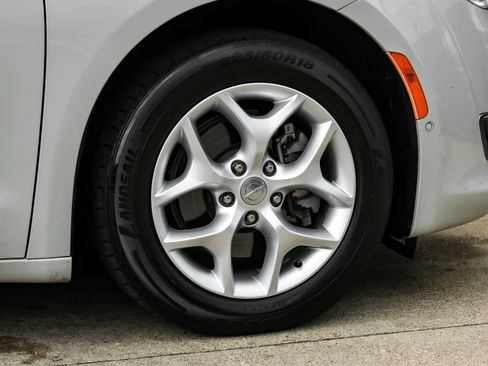 Used 2020 Chrysler Pacifica Limited w/ Advanced Safetytec Group FWD image 49