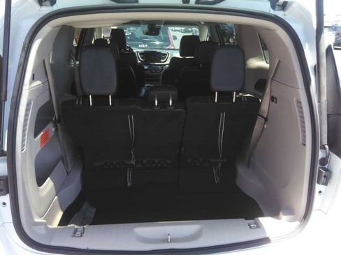 Used 2023 Chrysler Pacifica Touring-L FWD image 5