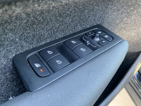 Used 2025 Volvo XC40 B5 Plus image 15