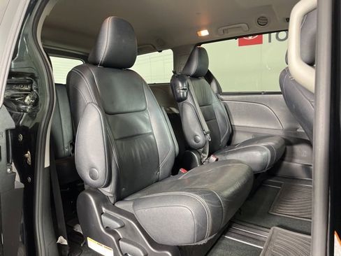 Used 2016 Toyota Sienna SE image 31