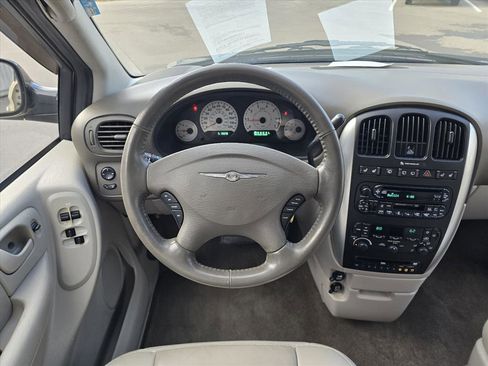 Used 2007 Chrysler Town & Country Touring image 11
