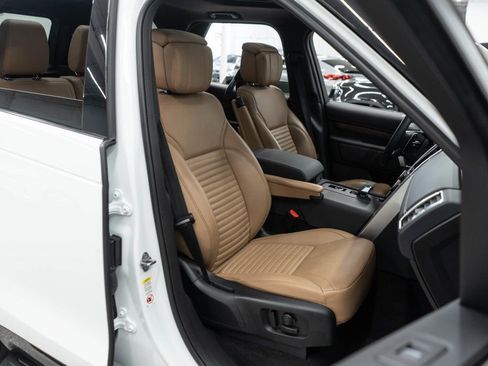 Used 2024 Land Rover Discovery Dynamic SE image 11