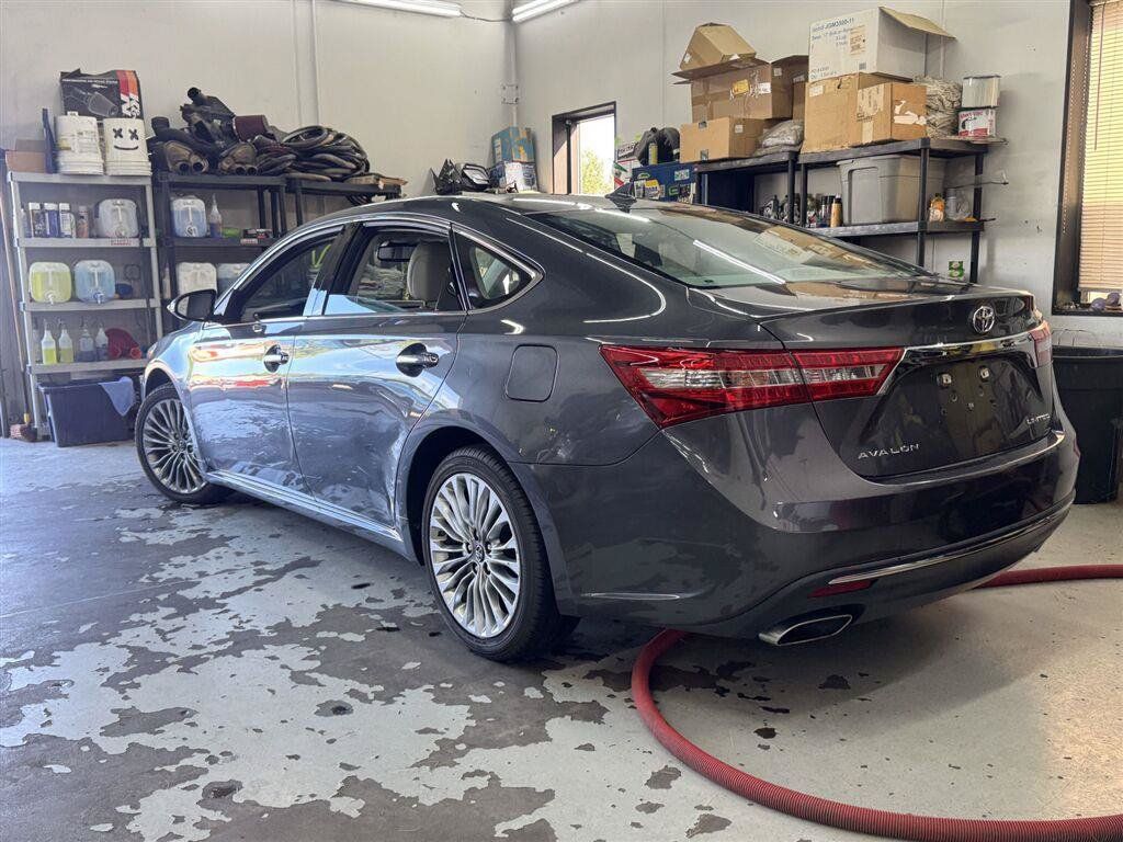 Used 2018 Toyota Avalon Limited FWD image 2