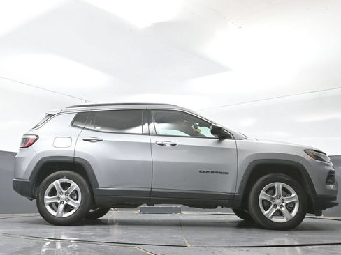 Used 2024 Jeep Compass Latitude AWD/4WD image 49