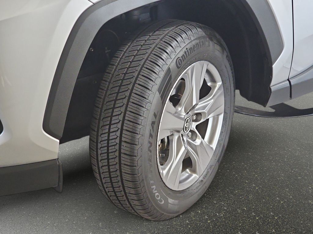 Used 2025 Toyota RAV4 XLE AWD/4WD image 33