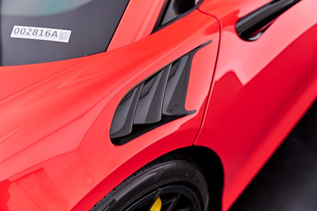 Used 2025 McLaren Artura Spider RWD image 33