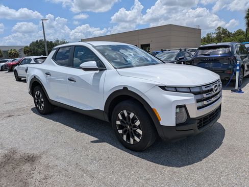 Used 2025 Hyundai Santa Cruz SE FWD image 2