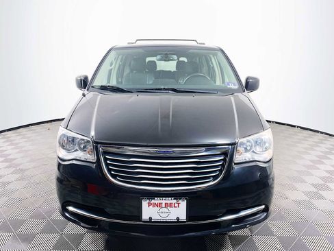 Used 2015 Chrysler Town & Country Touring image 2