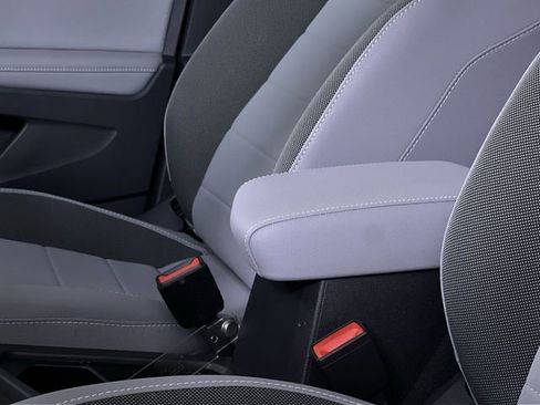 Used 2024 Volkswagen Taos SE image 21