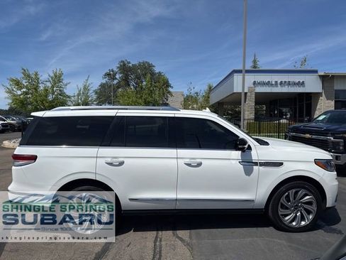 Used 2023 Lincoln Navigator Reserve AWD/4WD image 3