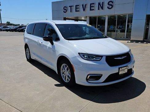 Used 2025 Chrysler Pacifica Select FWD image 2