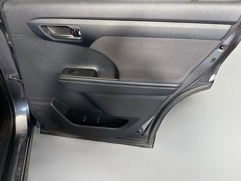 Used 2020 Toyota Highlander LE image 28