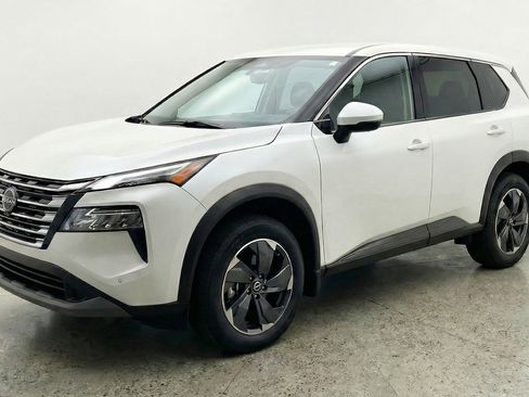 Used 2025 Nissan Rogue SV image 3