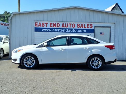 Used 2015 Ford Focus SE FWD image 2