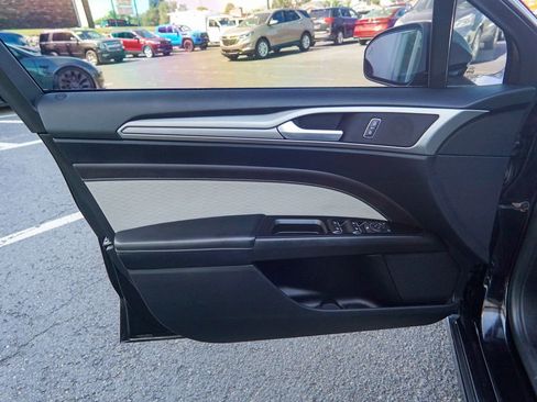 Used 2019 Ford Fusion SE w/ Equipment Group 151A FWD image 15