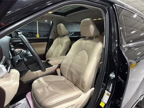 Used 2022 Toyota Highlander XLE image 10