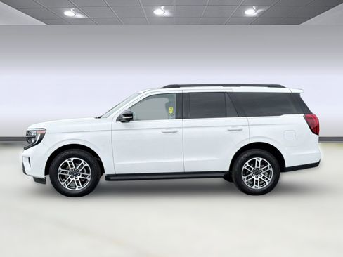 Certified 2025 Ford Expedition Active AWD/4WD image 2