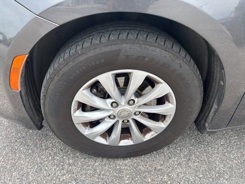 Used 2019 Chrysler Pacifica Touring-L FWD image 2