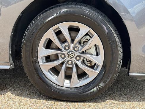Used 2025 Toyota Sienna XLE FWD image 9