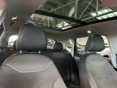 Certified 2023 Volkswagen Taos SE w/ Panoramic Sunroof Package FWD image 21
