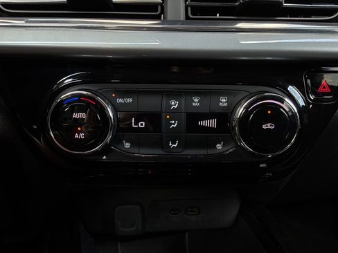 Used 2025 Chevrolet Trax LT w/ LT Convenience Package FWD image 25