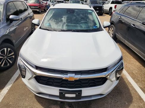 Used 2024 Chevrolet Trax LT FWD image 2