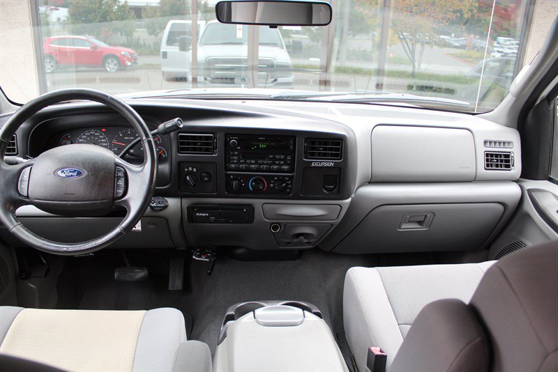 Used 2005 Ford Excursion XLT AWD/4WD image 25