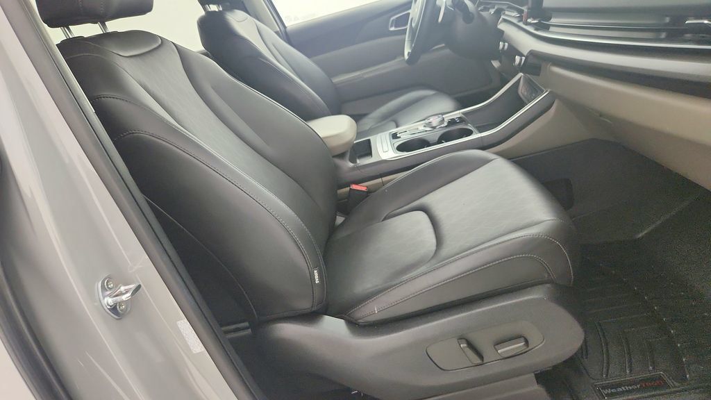 Used 2025 Kia Carnival EX FWD image 29