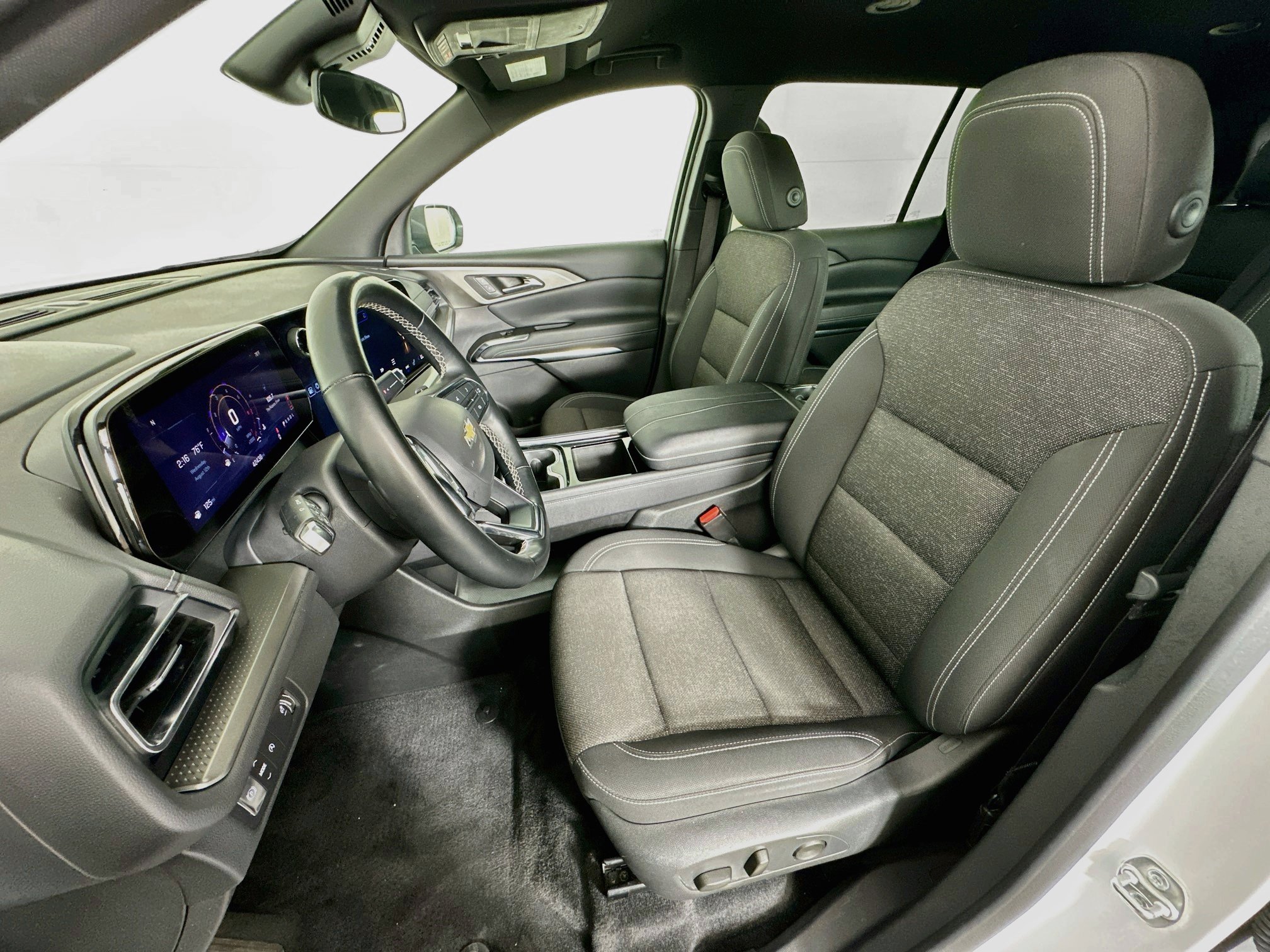 Used 2025 Chevrolet Traverse LT FWD image 13