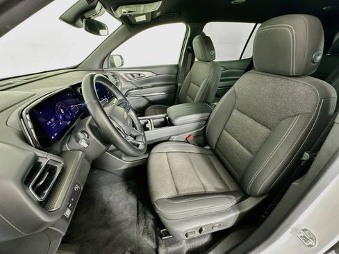Used 2025 Chevrolet Traverse LT FWD image 13