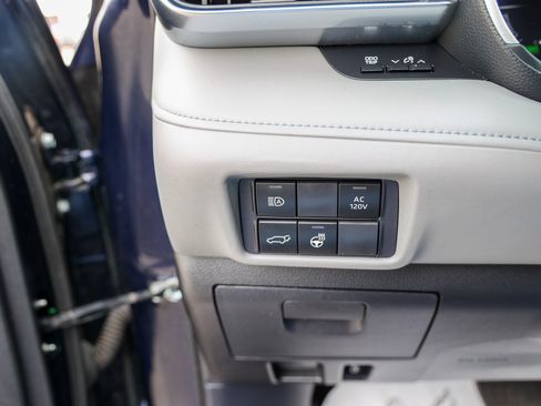 Used 2024 Toyota Highlander Limited FWD image 18