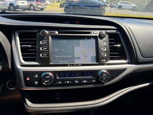 Used 2018 Toyota Highlander SE image 21