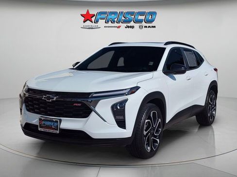 Used 2025 Chevrolet Trax RS w/ Sunroof Package FWD image 3