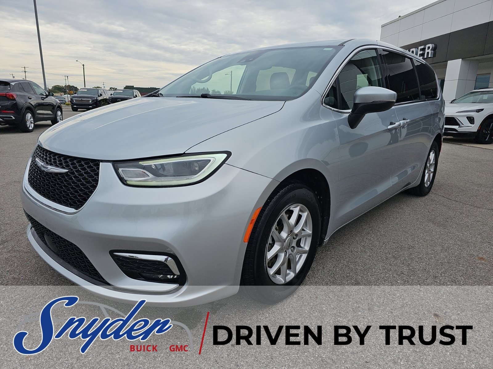 Used 2023 Chrysler Pacifica Touring-L FWD image 2
