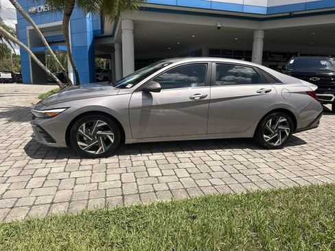 Used 2025 Hyundai Elantra SEL FWD image 31