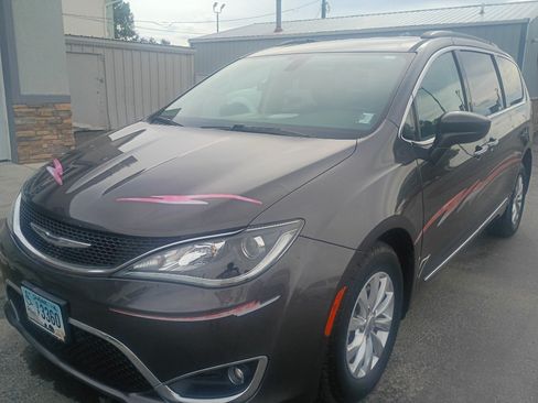 Used 2017 Chrysler Pacifica Touring-L FWD image 2