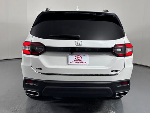 Used 2025 Honda Pilot Sport image 5