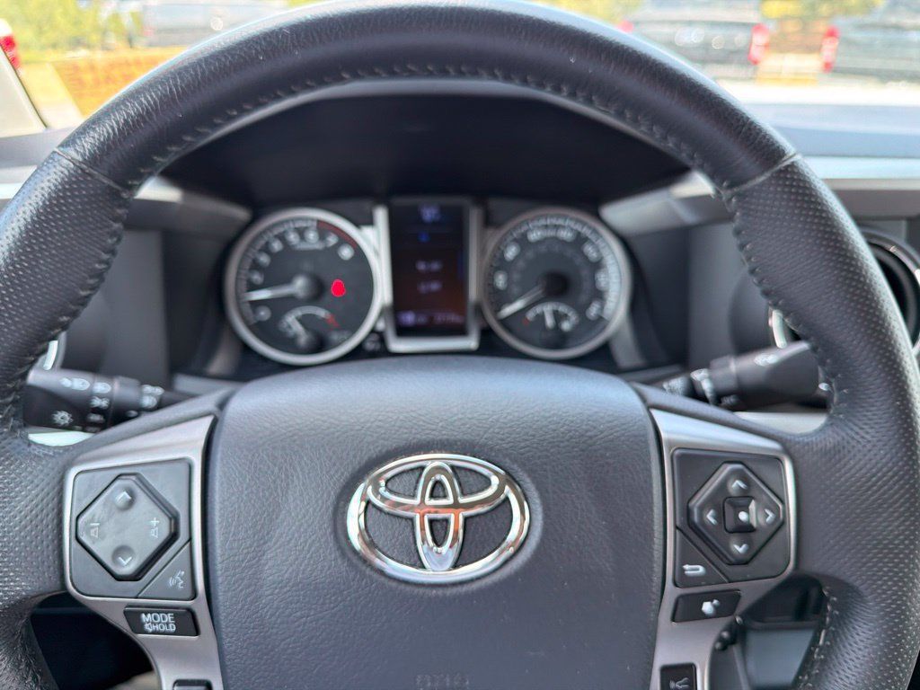 Used 2020 Toyota Tacoma SR5 AWD/4WD image 9