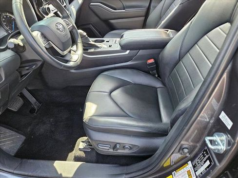 Used 2022 Toyota Highlander XLE FWD image 16