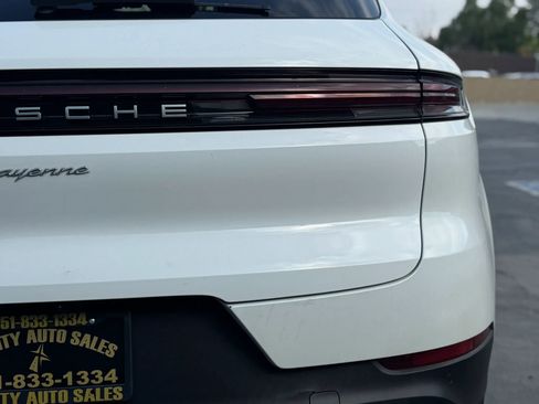 Used 2024 Porsche Cayenne w/ Premium Package AWD/4WD image 10