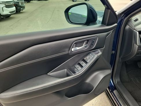 Used 2024 Nissan Rogue SL w/ SL Premium Package FWD image 17