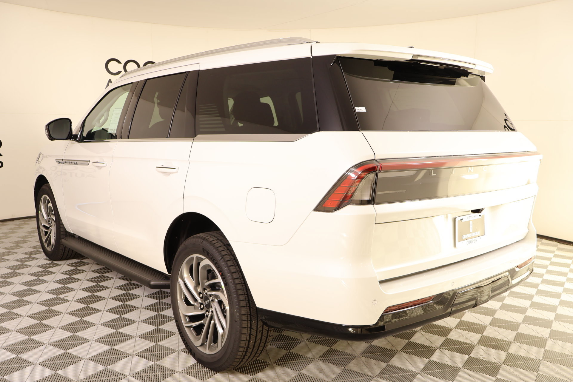 New 2026 Lincoln Navigator Premiere AWD/4WD image 24