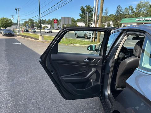 Used 2019 Volkswagen Jetta SE w/ Cold Weather Package FWD image 14